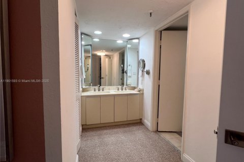 Купить кондоминиум в Майами, Флорида 2 спальни, 118.73м2, № 2088561 - фото 24