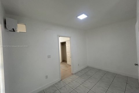 Снять в аренду виллу или дом в Мирамар, Флорида 1 спальня, 32.52м2, № 1949018 - фото 7