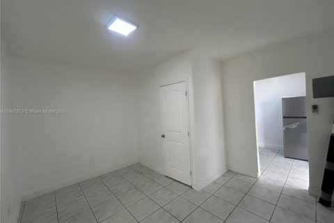 Снять в аренду виллу или дом в Мирамар, Флорида 1 спальня, 32.52м2, № 1949018 - фото 4