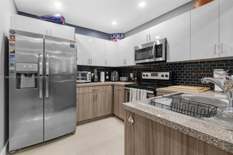 Casa en venta en Miami, Florida, 2 dormitorios, 86.21 m2 № 1953569 - foto 4