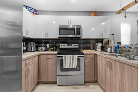 Casa en venta en Miami, Florida, 2 dormitorios, 86.21 m2 № 1953569 - foto 3