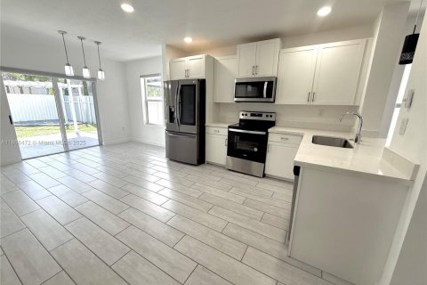 Casa en alquiler en Florida City, Florida, 5 dormitorios, 200.11 m2 № 1897375 - foto 5