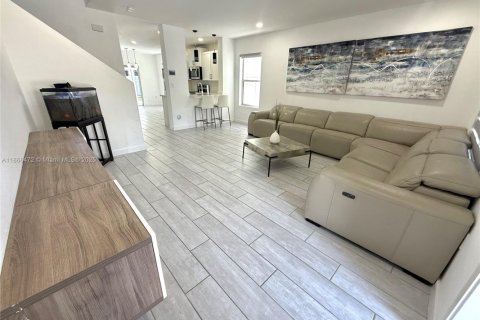 Casa en alquiler en Florida City, Florida, 5 dormitorios, 200.11 m2 № 1897375 - foto 2