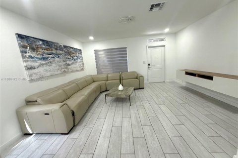 Casa en alquiler en Florida City, Florida, 5 dormitorios, 200.11 m2 № 1897375 - foto 3