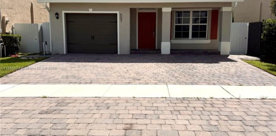 Casa en Florida City, Florida 5 dormitorios, 200.11 m2 № 1897375