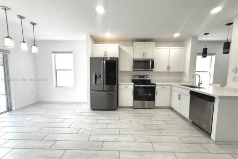 Casa en alquiler en Florida City, Florida, 5 dormitorios, 200.11 m2 № 1897375 - foto 4