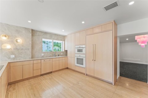 Casa en alquiler en Miami, Florida, 5 dormitorios, 307.69 m2 № 2010353 - foto 28