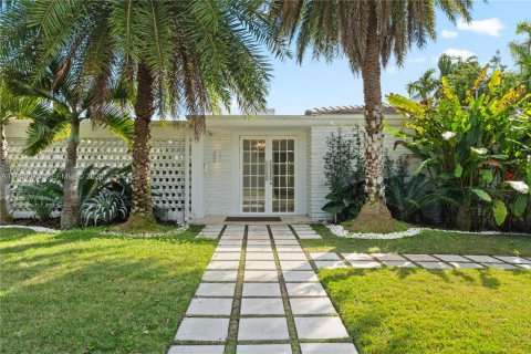 Casa en alquiler en Miami, Florida, 5 dormitorios, 307.69 m2 № 2010353 - foto 10