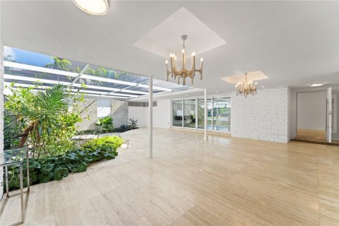 Casa en alquiler en Miami, Florida, 5 dormitorios, 307.69 m2 № 2010353 - foto 13