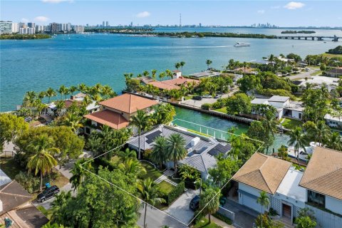 Casa en Miami, Florida 5 dormitorios, 307.69 m2 № 2010353