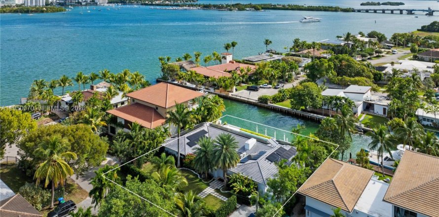 Casa en Miami, Florida 5 dormitorios, 307.69 m2 № 2010353