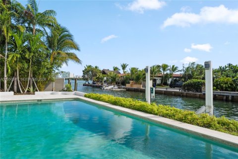 Casa en alquiler en Miami, Florida, 5 dormitorios, 307.69 m2 № 2010353 - foto 5