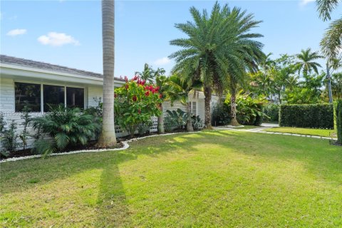 Casa en alquiler en Miami, Florida, 5 dormitorios, 307.69 m2 № 2010353 - foto 11