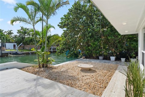 Casa en alquiler en Miami, Florida, 5 dormitorios, 307.69 m2 № 2010353 - foto 9