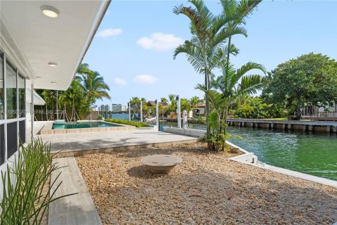 Casa en alquiler en Miami, Florida, 5 dormitorios, 307.69 m2 № 2010353 - foto 8