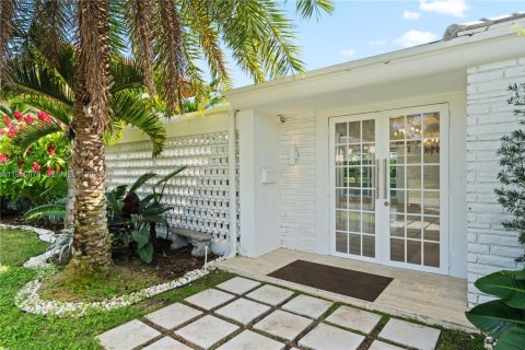 Casa en alquiler en Miami, Florida, 5 dormitorios, 307.69 m2 № 2010353 - foto 12