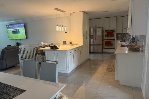 House in Boca Raton, Florida 4 bedrooms, 142.14 sq.m. № 2401237 - photo 11
