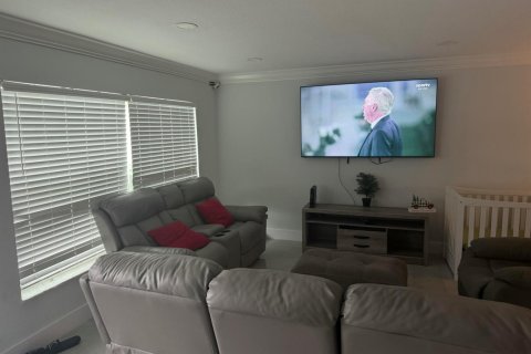 House in Boca Raton, Florida 4 bedrooms, 142.14 sq.m. № 2401237 - photo 2