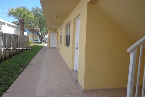 Купить кондоминиум в Норт-Майами-Бич, Флорида 2 спальни, 71.81м2, № 2035235 - фото 2