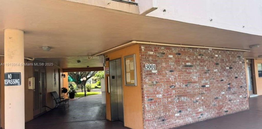 Condominio en Lauderdale Lakes, Florida, 1 dormitorio  № 2054845