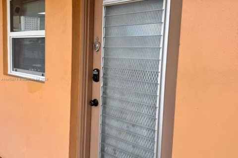 Condominio en alquiler en Lauderdale Lakes, Florida, 1 dormitorio, 71.35 m2 № 2054845 - foto 2