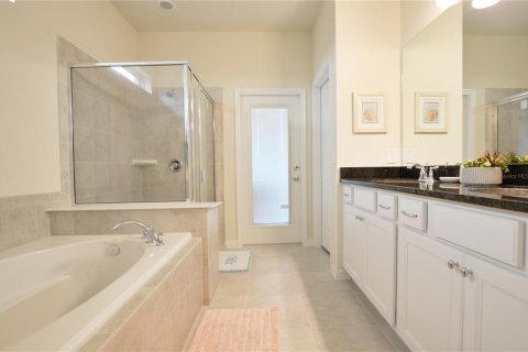 Casa en venta en Kissimmee, Florida, 8 dormitorios, 375.42 m2 № 1680300 - foto 16
