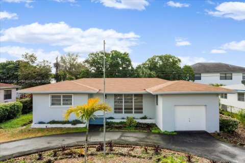 Снять в аренду виллу или дом в Норт-Майами-Бич, Флорида 3 спальни, 136.57м2, № 1963874 - фото 1