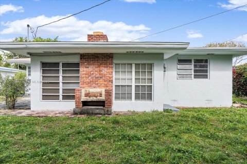 Снять в аренду виллу или дом в Норт-Майами-Бич, Флорида 3 спальни, 136.57м2, № 1963874 - фото 12