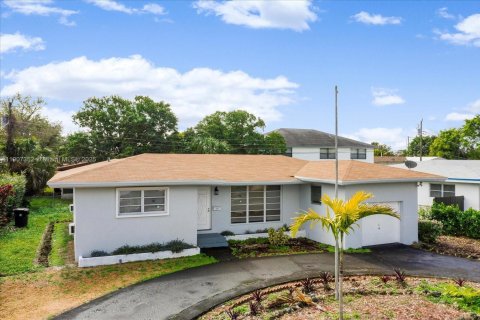 Снять в аренду виллу или дом в Норт-Майами-Бич, Флорида 3 спальни, 136.57м2, № 1963874 - фото 2