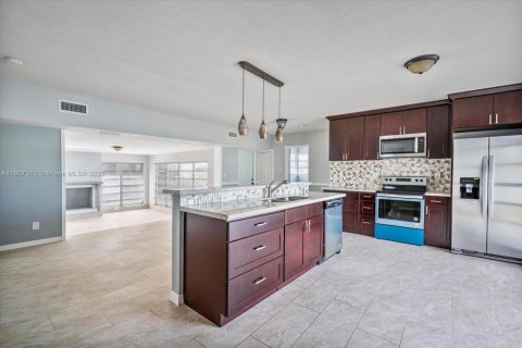 Снять в аренду виллу или дом в Норт-Майами-Бич, Флорида 3 спальни, 136.57м2, № 1963874 - фото 19