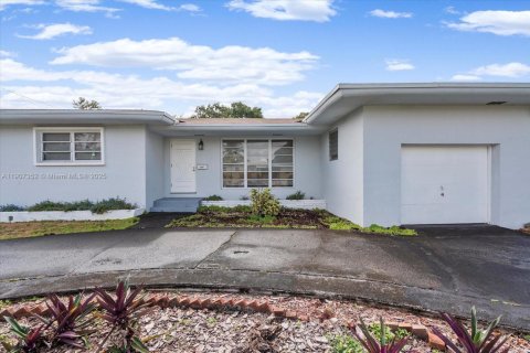 Снять в аренду виллу или дом в Норт-Майами-Бич, Флорида 3 спальни, 136.57м2, № 1963874 - фото 3