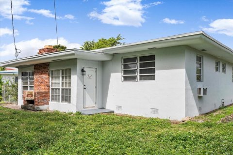 Снять в аренду виллу или дом в Норт-Майами-Бич, Флорида 3 спальни, 136.57м2, № 1963874 - фото 13