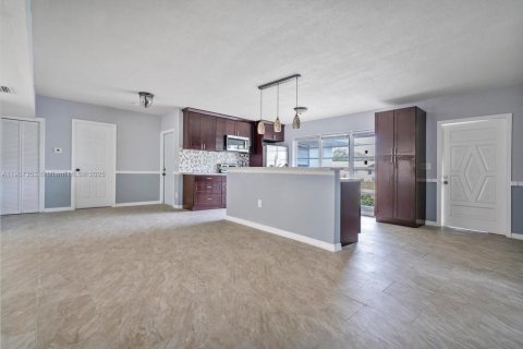 Снять в аренду виллу или дом в Норт-Майами-Бич, Флорида 3 спальни, 136.57м2, № 1963874 - фото 20