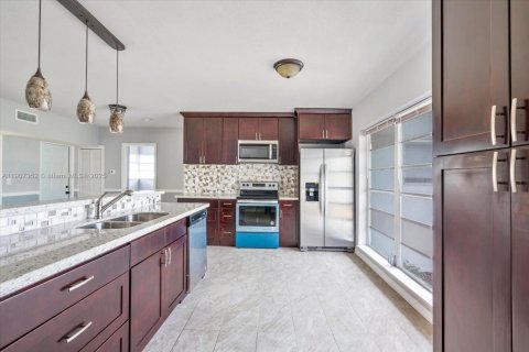 Снять в аренду виллу или дом в Норт-Майами-Бич, Флорида 3 спальни, 136.57м2, № 1963874 - фото 18