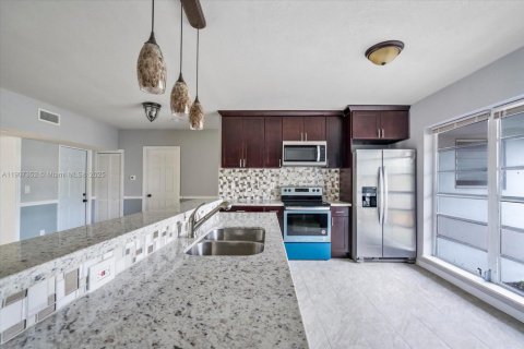 Снять в аренду виллу или дом в Норт-Майами-Бич, Флорида 3 спальни, 136.57м2, № 1963874 - фото 14