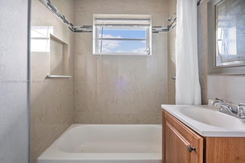 Снять в аренду виллу или дом в Норт-Майами-Бич, Флорида 3 спальни, 136.57м2, № 1963874 - фото 28