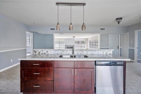 Снять в аренду виллу или дом в Норт-Майами-Бич, Флорида 3 спальни, 136.57м2, № 1963874 - фото 17