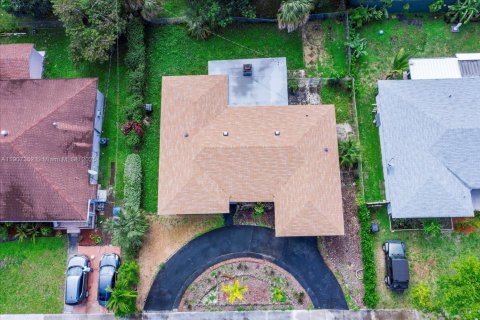 Снять в аренду виллу или дом в Норт-Майами-Бич, Флорида 3 спальни, 136.57м2, № 1963874 - фото 5