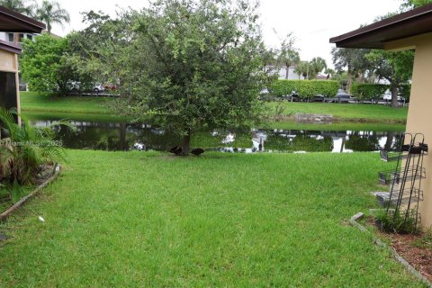 Condo in Sunrise, Florida, 3 bedrooms  № 1894247 - photo 27
