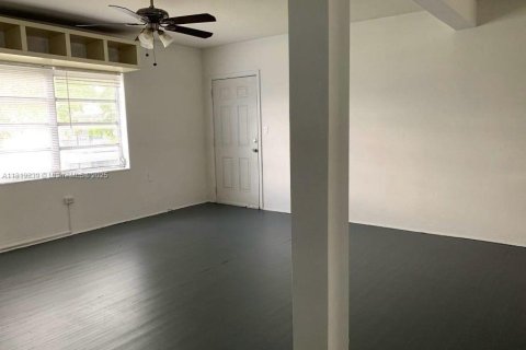 Condo in Miami, Florida, 2 bedrooms  № 1777699 - photo 11