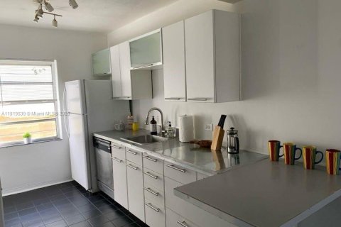 Condo in Miami, Florida, 2 bedrooms  № 1777699 - photo 12