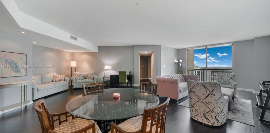 Кондоминиум с 2 спальнями в Майами, Флорида № 2036353