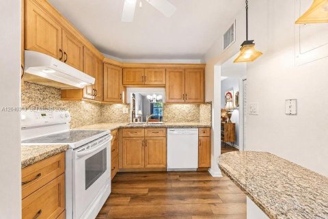 Condo in Deerfield Beach, Florida, 2 bedrooms № 2087876 - photo 9