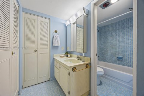 Condo in Deerfield Beach, Florida, 2 bedrooms № 2087876 - photo 3