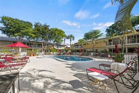 Condo in Deerfield Beach, Florida, 2 bedrooms № 2087876 - photo 18