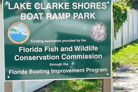 Casa en venta en Lake Clarke Shores, Florida, 3 dormitorios, 186.18 m2 № 1227034 - foto 1