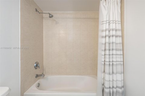 Copropriété à louer à Sunny Isles Beach, Floride: 2 chambres, 132.2 m2 № 1987521 - photo 17