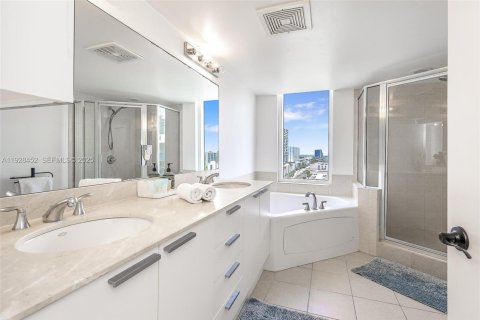 Copropriété à louer à Sunny Isles Beach, Floride: 2 chambres, 132.2 m2 № 1987521 - photo 12