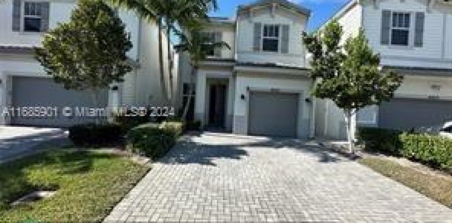 Townhouse in Tamarac, Florida 3 bedrooms, 152.55 sq.m. № 1736169