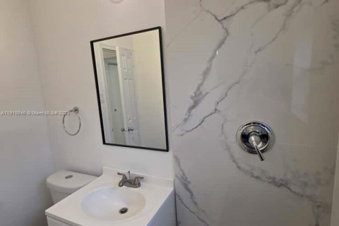 Villa ou maison à louer à Hollywood, Floride: 2 chambres, 74.32 m2 № 1966899 - photo 4